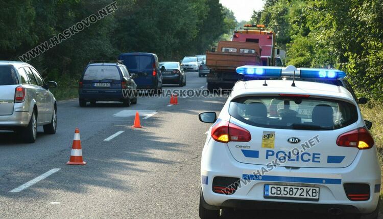 Водачка на „Волво“ се удари в кола и се обърна, велосипедист се блъсна в „Мерцедес“