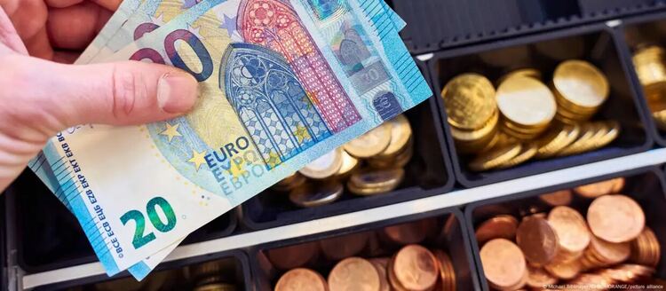 Имат ли бъдеще парите в брой?