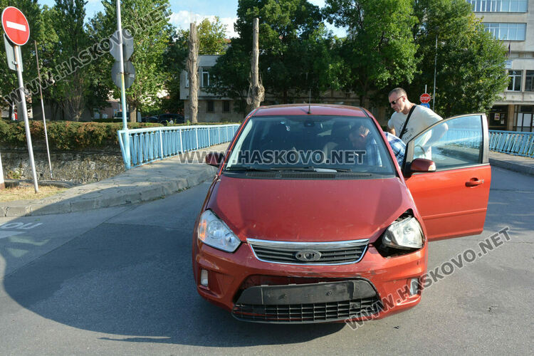 Водач пострада при катастрофа на „Лебеда“