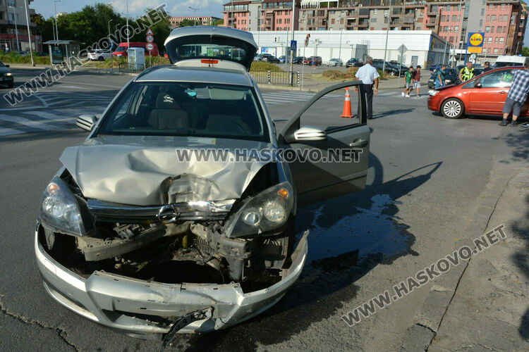 Водач пострада при катастрофа на „Лебеда“