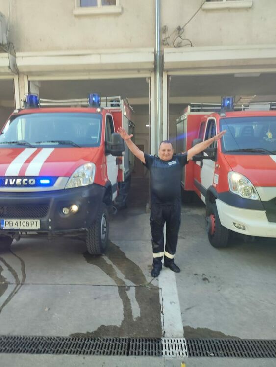 Изпратиха в пенсия пожарникар от Асеновград с над 40 години стаж 