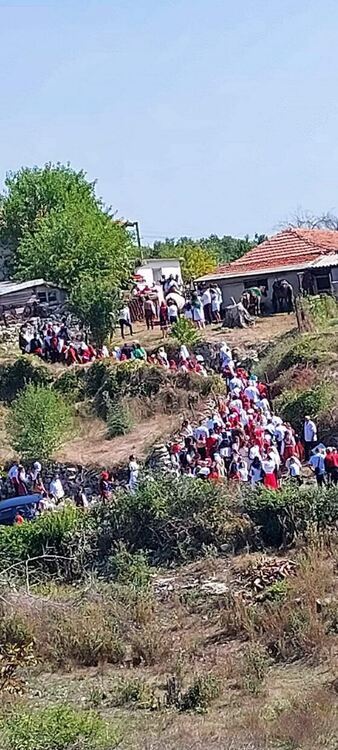 Доведоха булката на народния певец Филип Синапов на бял кон! Над 700 сватбари ядоха "на земята", както преди сто години.