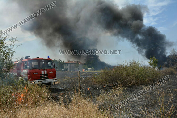 Пожар между Хасково и Димитровград изпепели сгради и автомобил