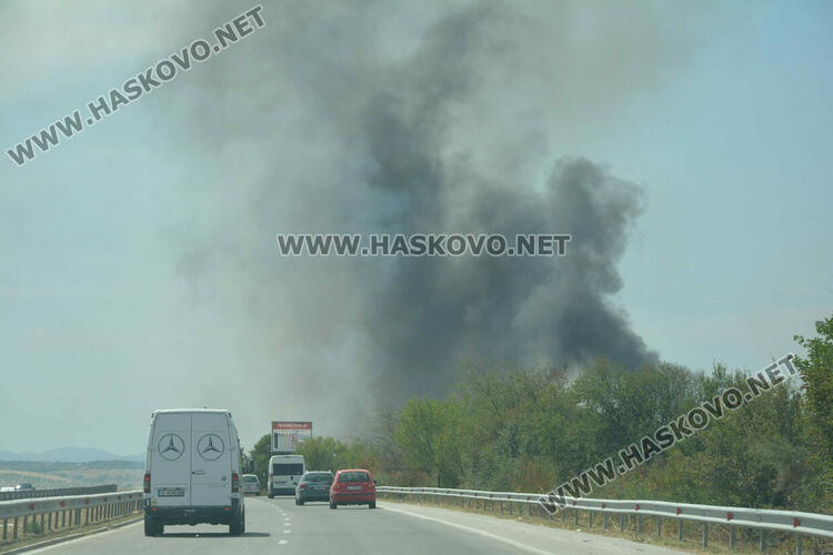 Затвориха два главни пътя към Димитровград и Пловдив заради пожара