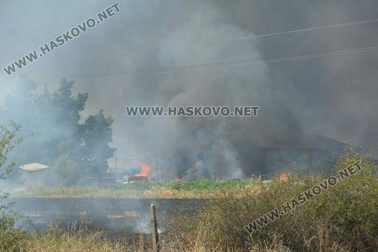 Затвориха два главни пътя към Димитровград и Пловдив заради пожара