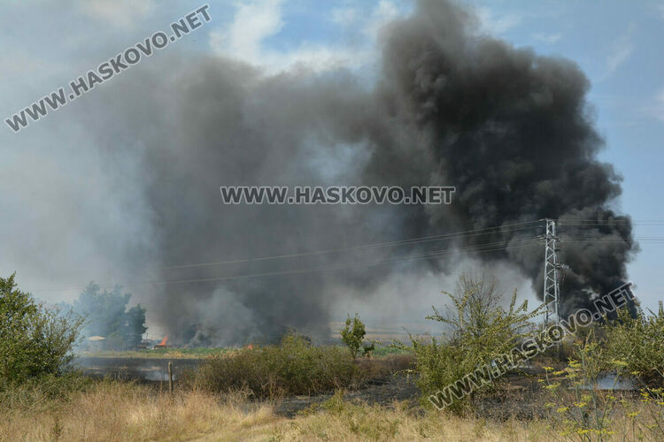 Пожар между Хасково и Димитровград изпепели сгради и автомобил
