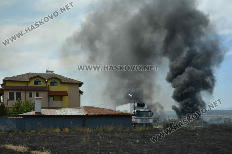 Затвориха два главни пътя към Димитровград и Пловдив заради пожара