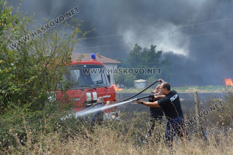 Пожар между Хасково и Димитровград изпепели сгради и автомобил