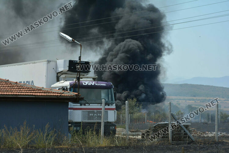 Затвориха два главни пътя към Димитровград и Пловдив заради пожара