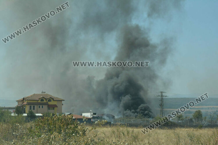 Затвориха два главни пътя към Димитровград и Пловдив заради пожара