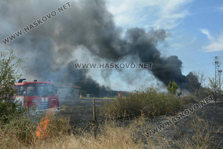Затвориха два главни пътя към Димитровград и Пловдив заради пожара