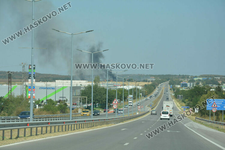 Затвориха два главни пътя към Димитровград и Пловдив заради пожара