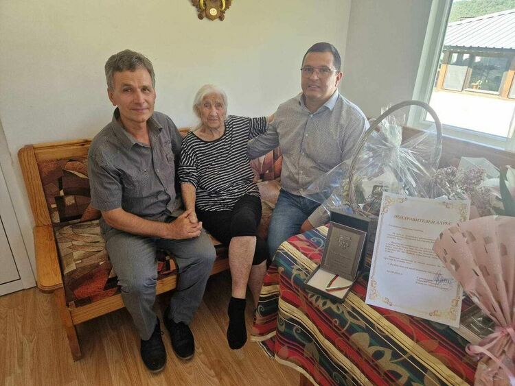 Баба Райна от с.Михалково стана на сто години, кметът на Девин и отиде на гости