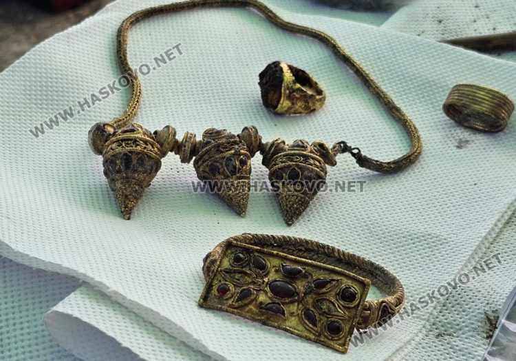 Археолози откриха уникална златна гривна с тегло около 400 грама 