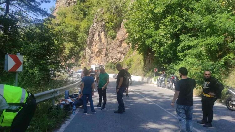 Челна катастрофа край Беденски бани, има трима ранени / ОБНОВЕНА/