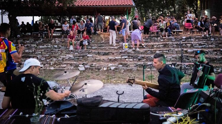 Хухла фест: Благотворителният празник, който смесва традиции и модерна култура