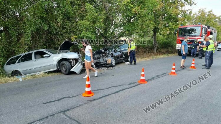 Четирима пострадаха, сред които и дете, при жесток челен удар край Конуш