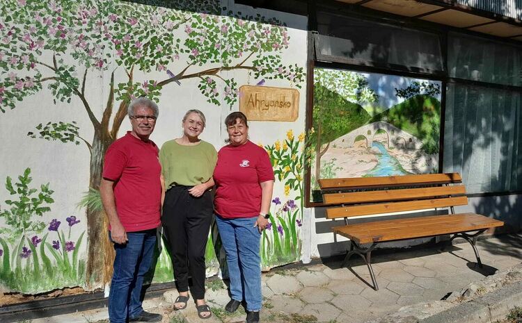 Нов цветен кът радва жители и гости на Ахрянско