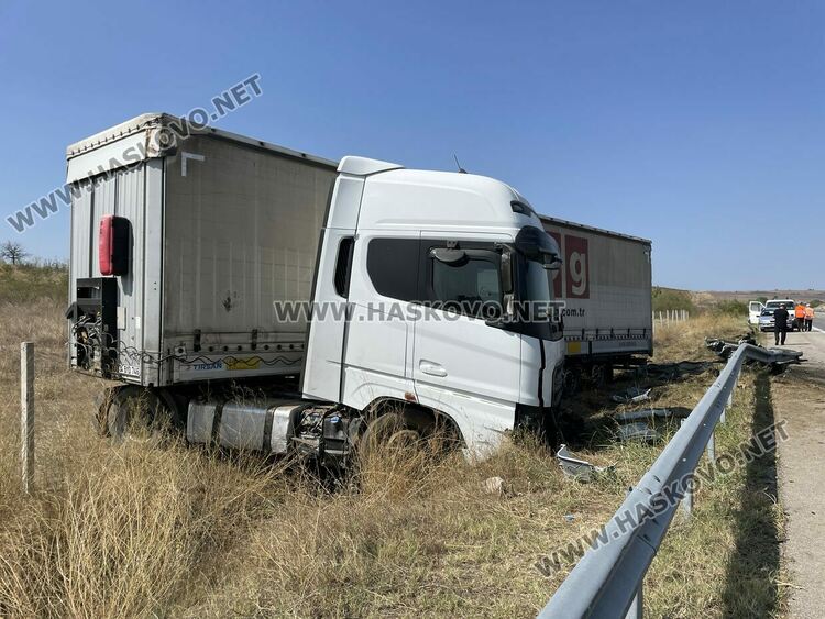 Водач на тир разби 40 метра мантинела и се заби в канавка
