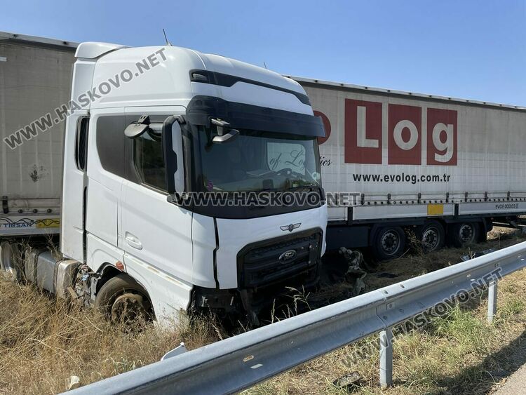 Водач на тир разби 40 метра мантинела и се заби в канавка