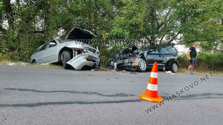 Четирима пострадаха, сред които и дете, при жесток челен удар край Конуш