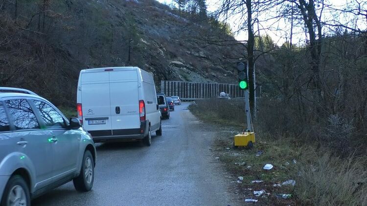 12 са офертите за строителен надзор за укрепване на свлачището край Тикале