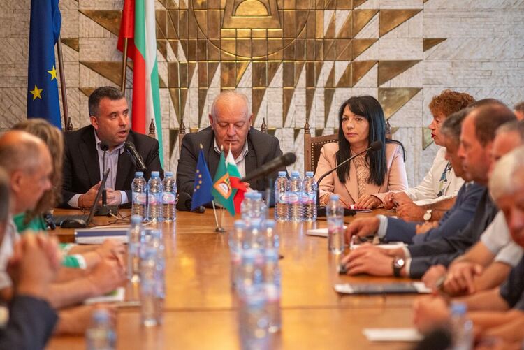 Заради свлачище "Езерата" слизат към Смолян. На кръгла маса институции и академична общност  от ВСУ търсиха решение на проблема