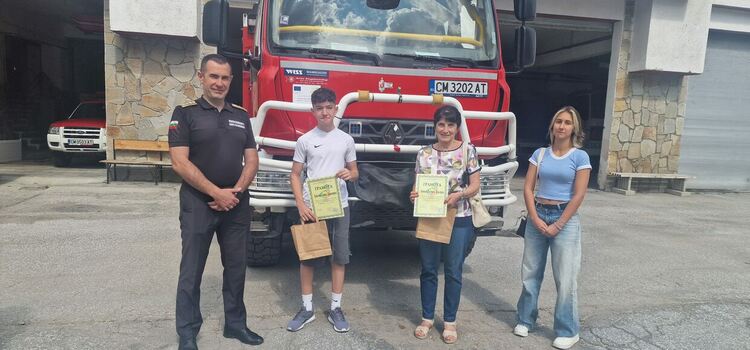 Шефът на пожарната в Смолян лично награди двете момчета, които предотвратиха голям пожар в кв.Райково