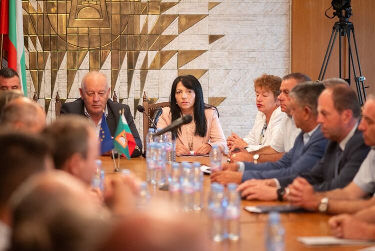 Заради свлачище "Езерата" слизат към Смолян. На кръгла маса институции и академична общност  от ВСУ търсиха решение на проблема