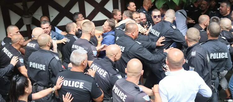 Сблъсъци между полицията и приближени на Ахмед Доган след опит за нахлуване в „сараите“ в Бояна.