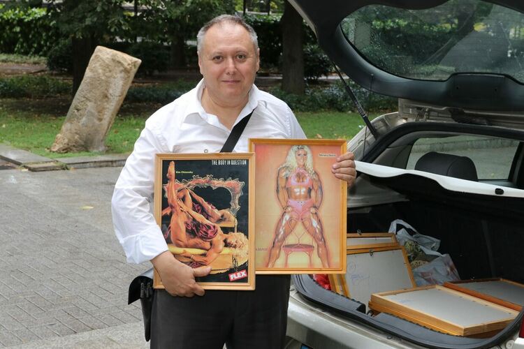 Адвокат от Хасково дари на библиотеката колекцията си от снимки на културистки 