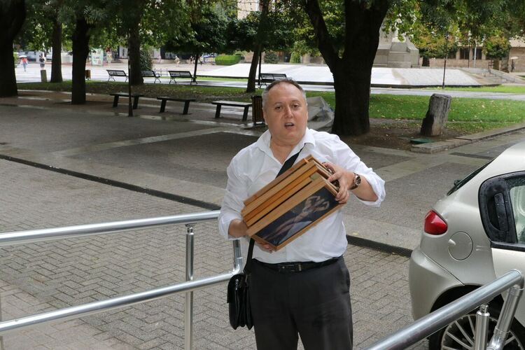 Адвокат от Хасково дари на библиотеката колекцията си от снимки на културистки 