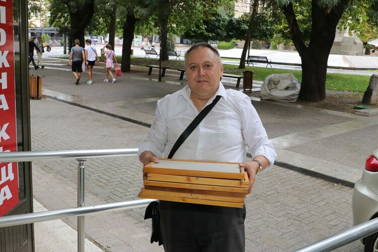 Адвокат от Хасково дари на библиотеката колекцията си от снимки на културистки 