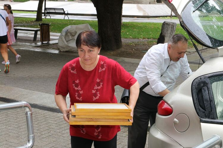 Адвокат от Хасково дари на библиотеката колекцията си от снимки на културистки 