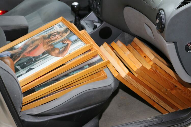 Адвокат от Хасково дари на библиотеката колекцията си от снимки на културистки 