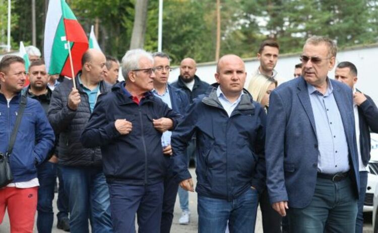 Джевдет Чакъров, Рамадан Аталай и други от ДПС- Доган представитеха договор за наем пред полицаите, които охраняват имота в Бояна