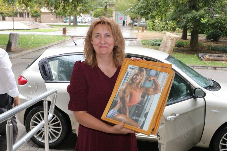 Адвокат от Хасково дари на библиотеката колекцията си от снимки на културистки 