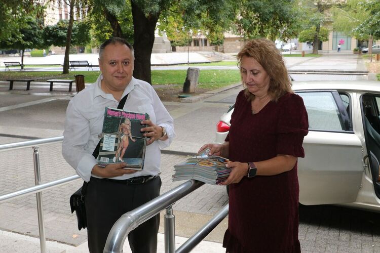 Адвокат от Хасково дари на библиотеката колекцията си от снимки на културистки 