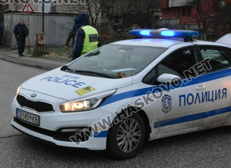 Двама потрошиха стъклата на автобус с дървени пръти след катастрофа 