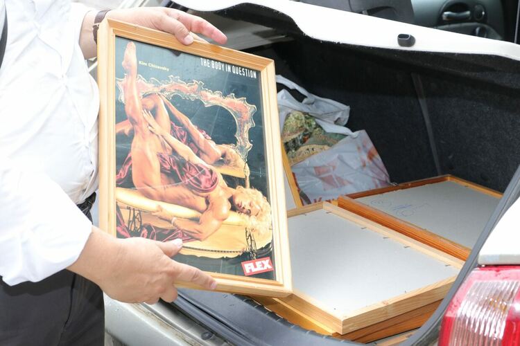 Адвокат от Хасково дари на библиотеката колекцията си от снимки на културистки 