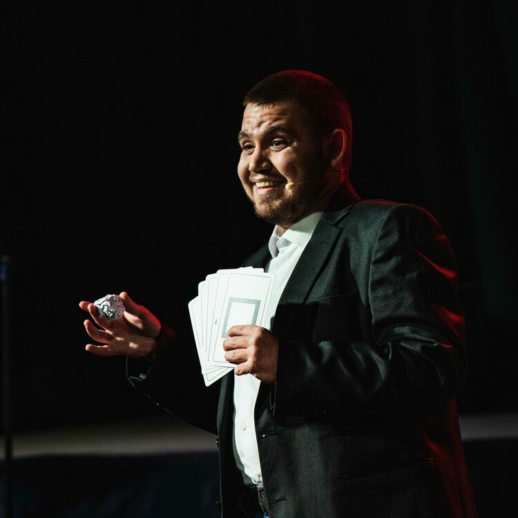 Илюзионистът Ивайло Синапов беше приет в Магическия кръг в Лондон 