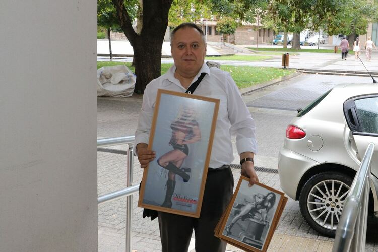 Адвокат от Хасково дари на библиотеката колекцията си от снимки на културистки 