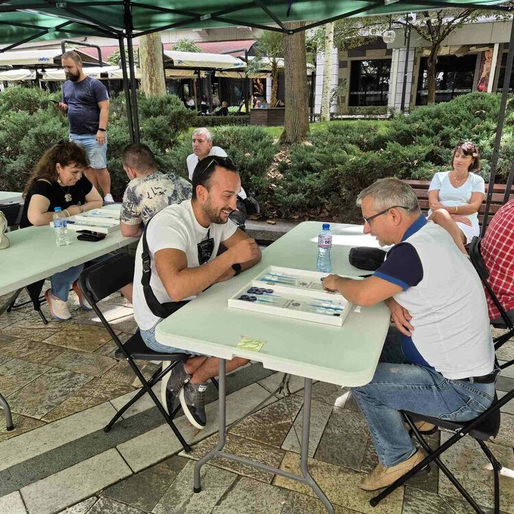 Валери Димитров - първи в турнир по табла в Димитровград