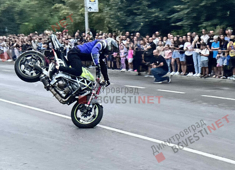 Миризма на изгорели гуми и адреналин съпътстваха мото шоуто в Димитровград