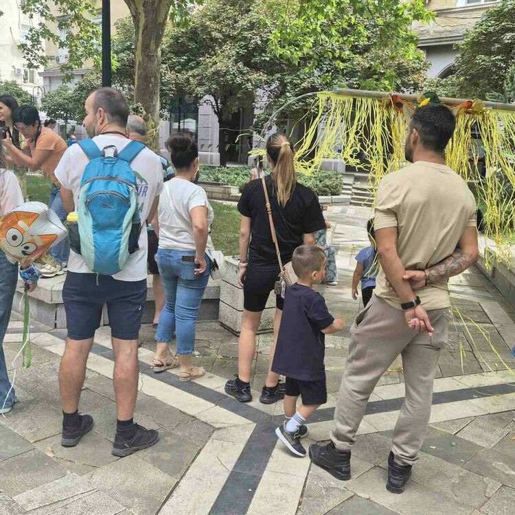 Стотици деца и родители изпълниха днес преди обед централната алея на детския празник