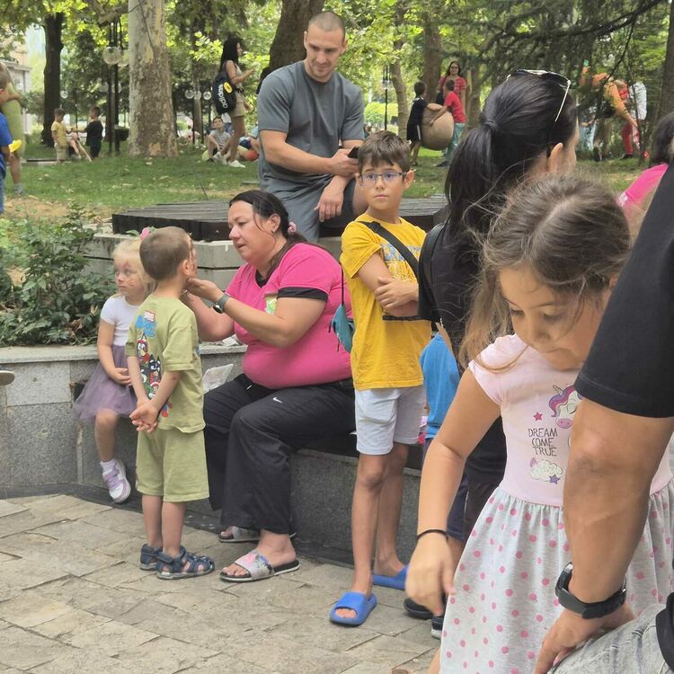 Стотици деца и родители изпълниха днес преди обед централната алея на детския празник