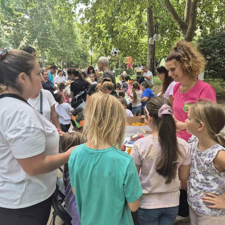 Стотици деца и родители изпълниха днес преди обед централната алея на детския празник