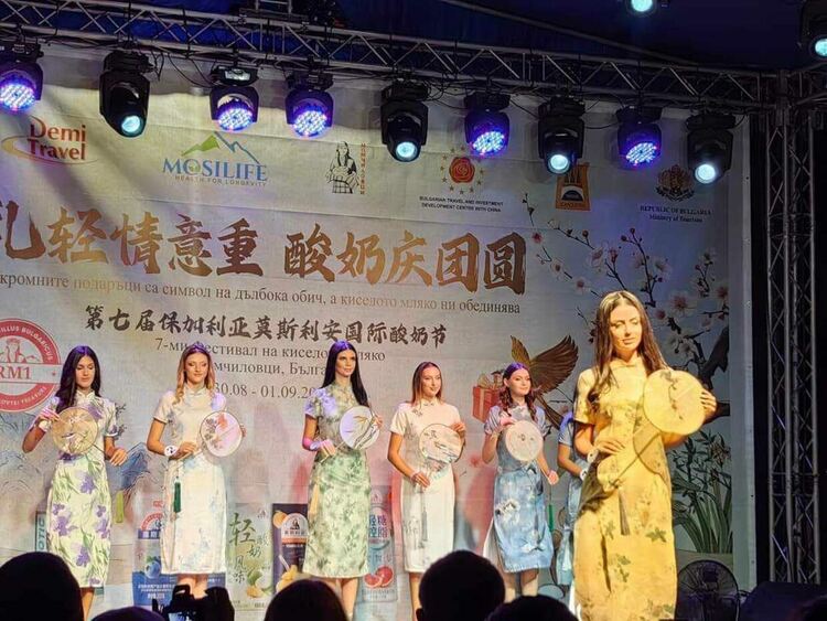 13 красавици се състезаваха за титлата "Мис Родопи", конкурсът е част от Фестивала на киселото мляко