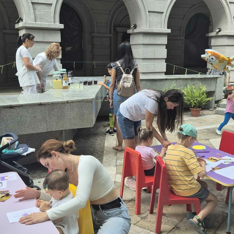 Стотици деца и родители изпълниха днес преди обед централната алея на детския празник