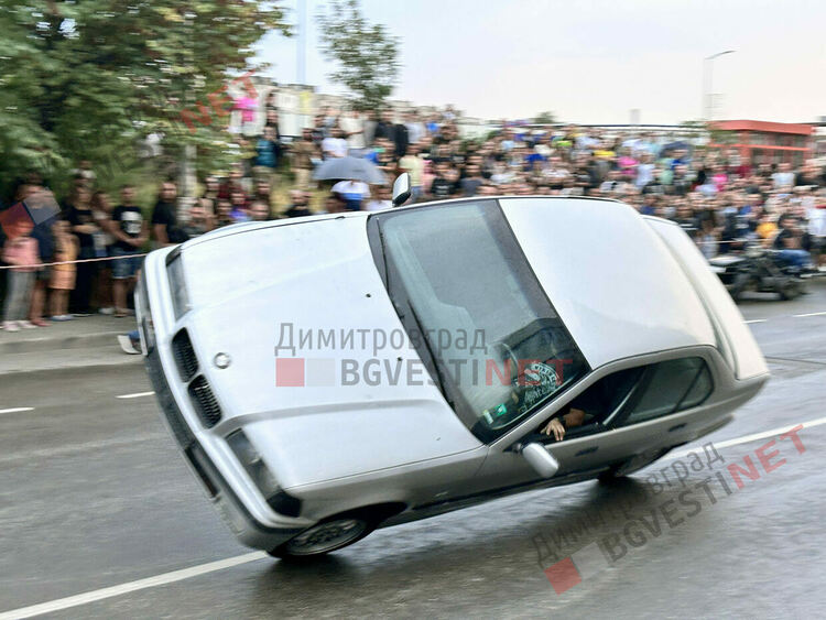 Миризма на изгорели гуми и адреналин съпътстваха мото шоуто в Димитровград